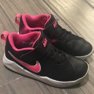 Nike Team Hustle Quick Youth Basketball Shoes